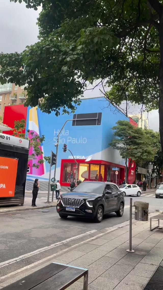 Entre Madrid e São Paulo, o Espaço Iberia nos recebeu como uma experiência que desperta todos os sentidos. Sabores que guardam histórias, o simulador que nos faz esquecer o chão, a realidade virtual que amplia horizontes e uniformes que preservam memórias da aviação. Cada detalhe cria uma travessia sensorial íntima, curiosa e inesperada.
No link da bio, você confere a matéria completa e todas as infos para viver essa imersão também.
#EspaçoIberia #OscarFreire #Iberia #ExperiênciaImersiva #CulturaEspanhola #Aviação