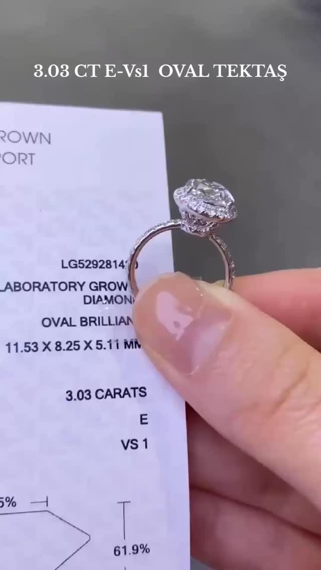 ✨ 3.03 Karat Oval Tektaş: IGI Sertifikasıyla Güvence Altında! ✨
E-VS1 Lab Grown Pırlanta’nın en saf ışıltısı 14 Ayar Altın üzerinde.
Oval kesimin zarafeti ve 3.03 Karatın iddialı duruşu bir arada.
💎 **Ürün Detayları:**
* **Karat:** 3.03 CT
* **Renk & Berraklık:** E-VS1 (Saf Beyaz & Gözle Kusursuz)
* **Sertifika:** Uluslararası IGI (International Gemological Institute)
* **Fiyat:** 68.900₺
Bu yüzük, hem lüksü hem de etik üretimi tercih edenler için ideal.
💌 Bilgi ve sipariş için bize DM veya WhatsApp üzerinden bize ulaşın.
#yüzük #kupe #kolye #bileklik #diamond #suyolu #tektas #tektaşyüzük #beştaş #bagetpirlanta #rings #necklake #nisanyüzğü💍 #pırlanta #labaratuvar #labaratuvarpırlanta #cvd #gift #hallowen #istanbullabdimaond #diamondlabistanbul