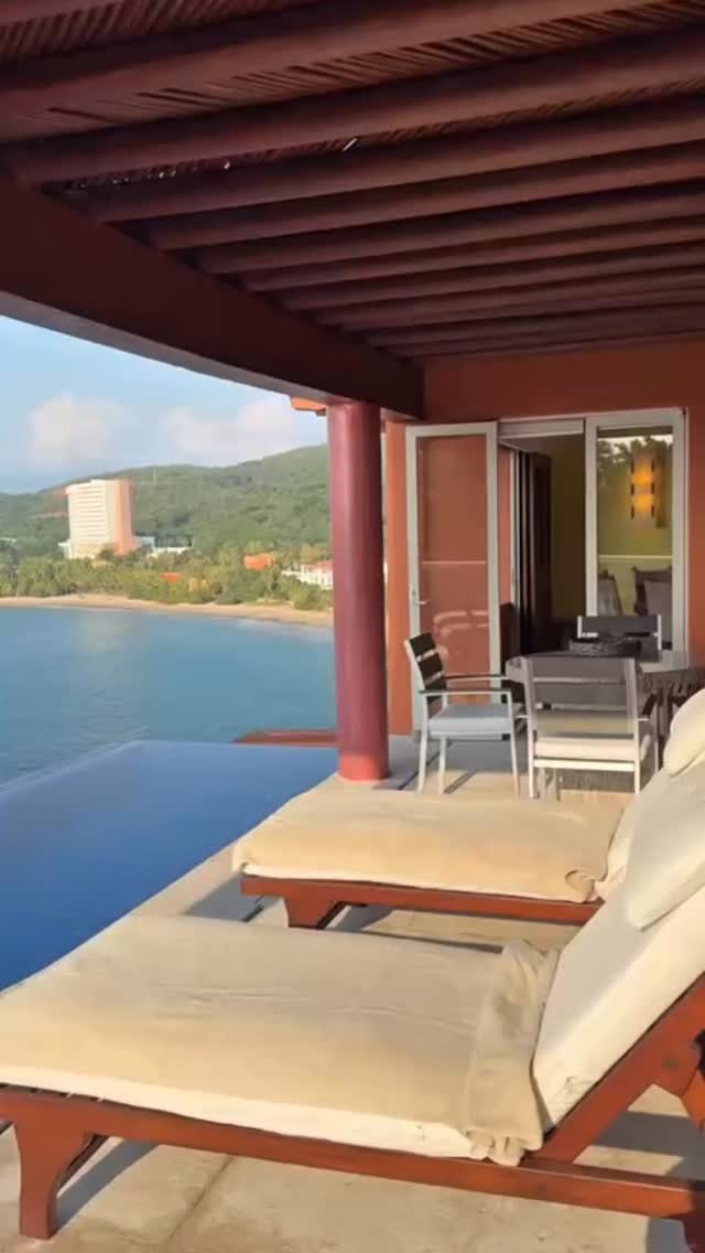 Te presentamos nuestro nuevo Penthouse ubicado en el condominio más exclusivo de todo Ixtapa Zihuatanejo, Punta Ixtapa. Con 5 recámaras, sala, comedor, alberca privada y una vista que te dejará encantado.
Además tiene acceso a un club de playa ubicado en Playa Quieta donde podrás pasar horas en la alberca y disfrutar del mar.
Aún tenemos libre Año Nuevo! No dudes en escribirnos!
Mándanos mensaje para más información.
#herohost #ixtapazihuatanejo #luxuryvacation #visitiz #travel #homerentals #beachlife
