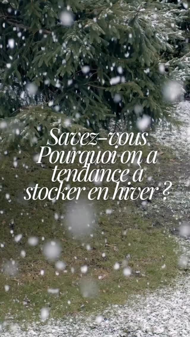 Lâhiver nâest pas quâune saison⊠câest un vrai signal biologique pour notre corps âïž
Moins de lumiĂšre, journĂ©es plus courtes, rythme ralenti : notre cerveau sĂ©crĂšte moins de sĂ©rotonine, la mĂ©latonine augmente⊠et notre organisme se met naturellement en mode âhibernationâ, avec plus dâenvies de rĂ©confort et un mĂ©tabolisme qui tourne un peu moins vite.
âĄïž La bonne nouvelle ? Il existe des gestes simples et profondĂ©ment efficaces pour soutenir votre corps et Ă©viter de stocker davantage en hiver. Le but nâest pas de lutter contre lui, mais de lâaccompagner.
Voici les conseils clefs pour traverser lâhiver sans surcharge :
⚠1. La rÚgle des 3M - Méditer - Mùcher - Marcher
đ§ââïž MĂ©diter en conscience avec la cohĂ©rence cardiaque : 3 Ă 5 min avant le repas apaise, soutient la satiĂ©tĂ©, active le nerf vague et amĂ©liore la digestion.
đœïž MĂącher : quand on mĂąche bien, la surface dâaction des enzymes est 5 Ă 6 fois plus grande â cela favorise une meilleure assimilation et donc moins de stockage.
đ¶ââïžMarcher : 10 min aprĂšs le repas pour stimuler la digestion.
đ Rappel : nous ne sommes pas ce que nous mangeons, mais ce que nous digĂ©rons et assimilons. On ne stocke pas ce que lâon digĂšre bien
⚠2. Respecter les index glycémiques
Commencer les repas par des fibres ou des protĂ©ines et Ă©viter les sucres rapides seuls â stabilitĂ© du glucose, moins de fringales et donc moins de stockage.
⚠3. Bouger en douceur mais réguliÚrement
Pas forcĂ©ment âmoinsâ, mais diffĂ©remment :
âą SâĂ©chauffer pour rĂ©chauffer et protĂ©ger le corps
⹠Garder une activité réguliÚre et de préférence dehors.
Le but : donner du rythme au corps, stimuler le systÚme lymphatique, réchauffer naturellement, booster la sérotonine.
⚠4. Soutiens métaboliques utiles
En complĂ©ment dâune hygiĂšne de vie: MagnĂ©sium, Vitamine D, Vitamines du groupe B, Chrome (rĂ©gulateur du glucose + soutien de la satiĂ©tĂ©)
⚠5. Se donner du réconfort autrement que par la nourriture.
Lâhiver, le corps a besoin de douceur. Donnez-lui de la chaleur autrement que par la nourriture.
Les tisanes, les auto-massages, sont un moyen simple dâenvoyer un message de consolation.