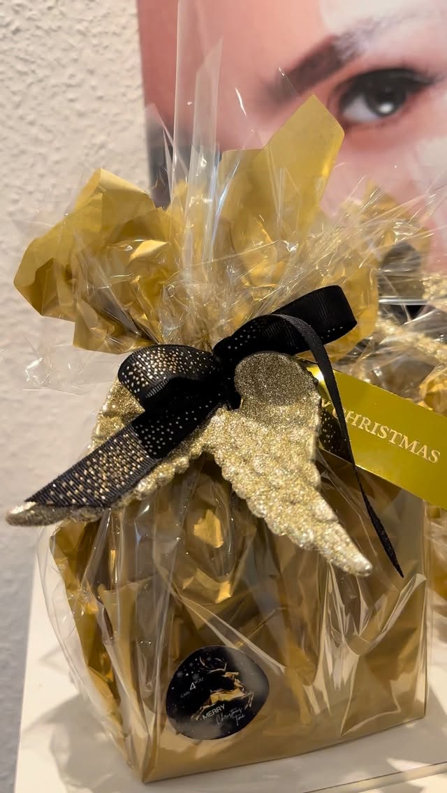 Jährliche Tradition & Herzensprojekt ✨
Für einen Kunden aus dem Dentalbereich durfte ich wieder seine Weihnachtsgeschenke für mehrere Praxen vorbereiten - hochwertig, liebevoll und im charakteristischen CARE4YOU-Stil.
Ich setze Geschenksets für Firmenkunden individuell zusammen: Design, Verpackung, Produktauswahl & Präsentation - alles aus einer Hand.
Perfekt für:
• Praxis-Teams
• Geschäftspartner
• Kundengeschenke
• hochwertige Give-aways
#tradition #geschenke #hautpflege #gesundehaut #schönehaut #glow #skincare #care4you