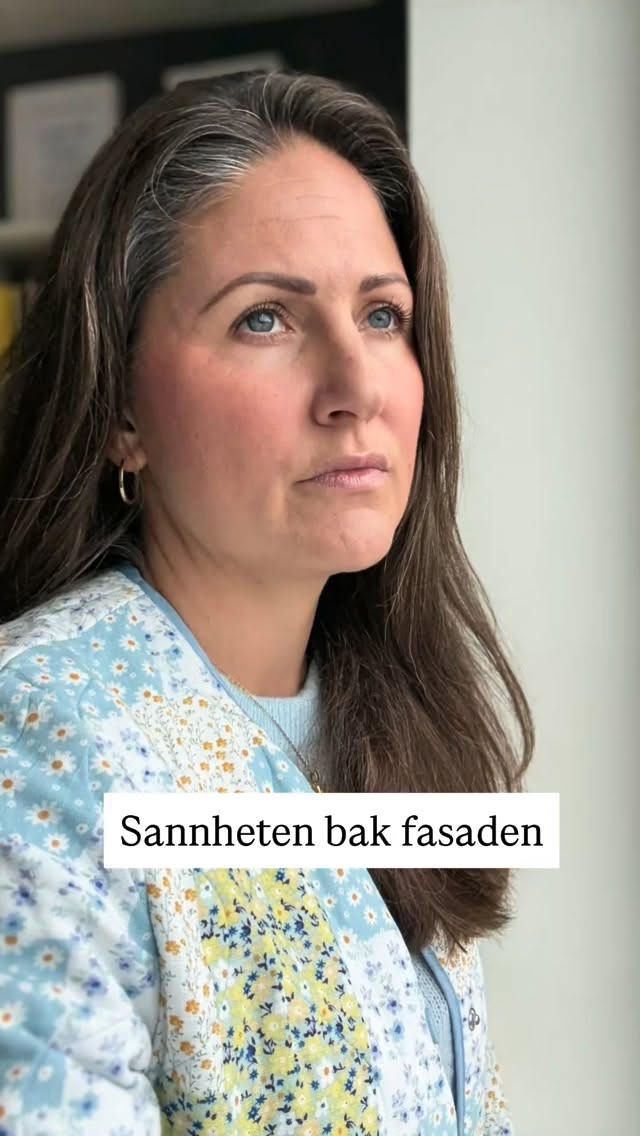 Sannheten bak fasaden …
Selv de som jobber profesjonelt med ro og tilstedeværelse, møter stormer.
Livet fortsetter å vise oss nye lag, nye nyanser og nye lærdommer. 🌫️
Kroppen husker, sinnet prøver å forstå.
Og midt i alt – finnes en invitasjon:
Ikke til å være perfekt, men til å møte oss selv med ærlighet, omsorg og lys 🙏💫♥️
Det er ikke farlig å falle tilbake i gamle mønstre.
Det er bare et tegn på at du får muligheten til å velge deg selv på nytt. ✨
Stå i det.
Ikke i mørket – men i lyset. 🌤️
📖 Fra traumer til drømmer – en bok for deg som vil forstå, forløse og finne fred i deg selv.
Finnes i butikk og på nett (link i bio).
🕊️ Les mer om mine tjenester på hedvigsveum.no
#fratraumertildrømmer #hedvigsveum #sannhetbakfasaden #indrearbeid #heling #traumebevissthet #selvinnsikt #indretrygghet #selvaksept #livetsreise #mørkognå #autentiskliv #sårbarstyrke #nervessystemet #frahjertet #mentalhelse #indrelys #selvutvikling