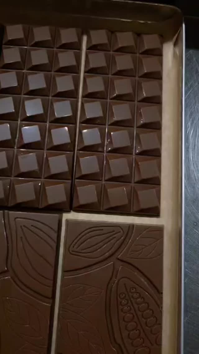 Our coffee chocolate coming out of the production line. Shiny, snappy and a delicious taste of cappuccino, this is one of our best seller! #billnäschocolate #billnäsinruukki #fiskarsvillage #visitraasepori #isoomena #ainoatapiola #tuomaanmarkkinat