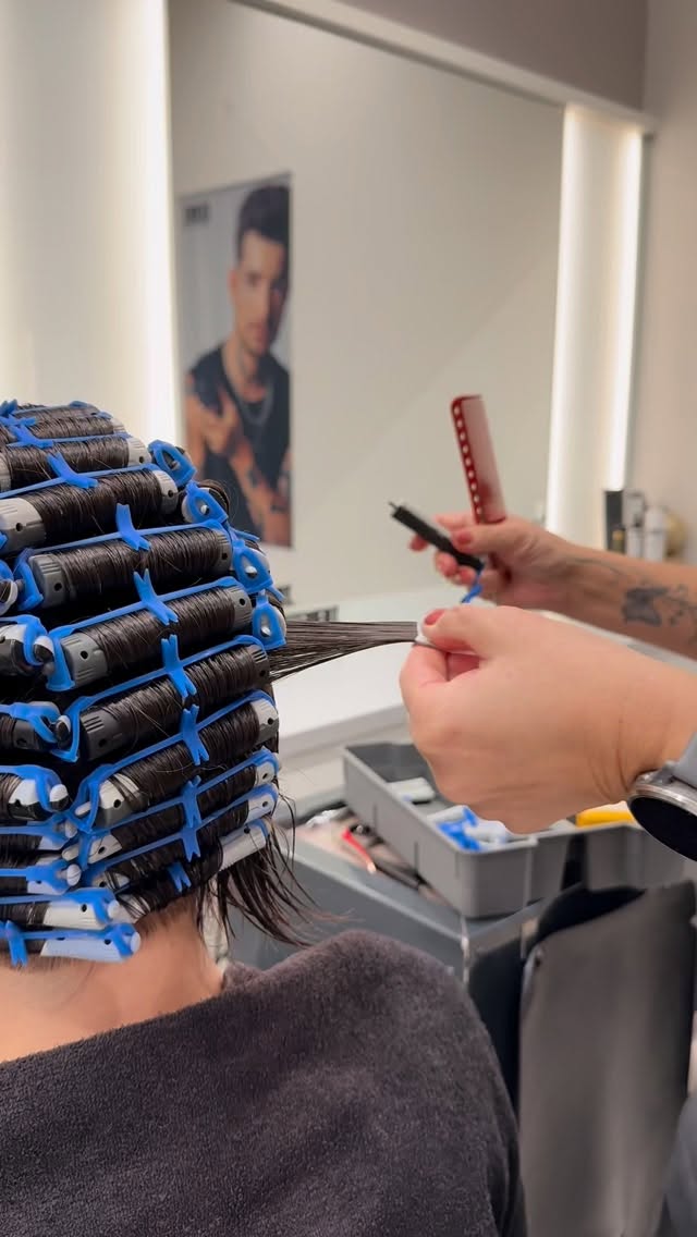 Old Money meets Modern Grooming💈
In unserem Salon erschaffen wir mit präzisen Dauerwellen eine natürliche Struktur und einen Look, der maskulin, modern und gleichzeitig klassisch wirkt🧴🫧
Jeder Schritt wird professionell auf die individuelle Haarstruktur abgestimmt – für ein Ergebnis, das sowohl stilvoll als auch langlebig ist 👨🏽🦱
#dauerwellemänner #stylingcreative #waves #curlyhair #men #stylish #oldmomey #newhair #fashion #longlasting #barber