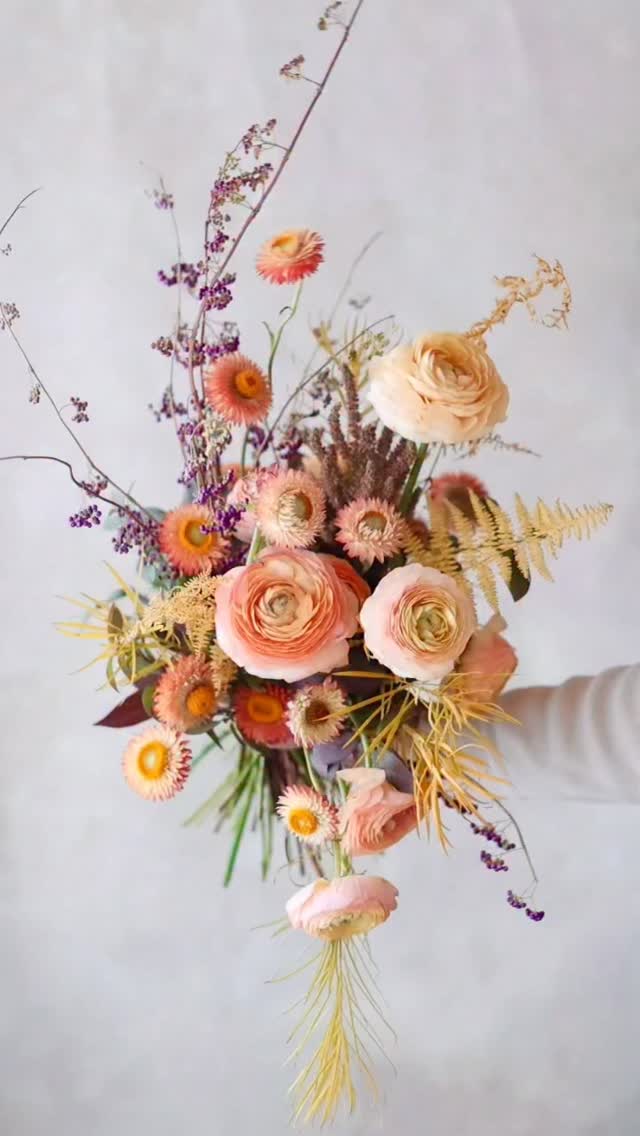 Wishing you a cozy, heart-filled Thanksgiving, filled with a touch of fall blooms 🍁
This was my last harvest from my garden this year, and I loved arranging the golden-yellow amsonia leaves and ferns with the terracotta tones of strawflowers. I’m so grateful for nature’s beauty and the inspiration it brings to create 🧡😌
Flowers:
- ranunculus
- ferns
- strawflowers
- beautyberry (Callicarpa)
- amaranthus
- amsonia greenery
- blueberry greenery
Floral tool:
- StemSlider bouquet tool
.
.
.
.
#stemslider #stemsliderbouquet #flowertool #floraltools #bouquetofflowers #flowerbouquets #sustainablefloristry #handsfree #flowerbouquet #locallygrownflowers #bouquet #bouquetinspo #gardenflowers