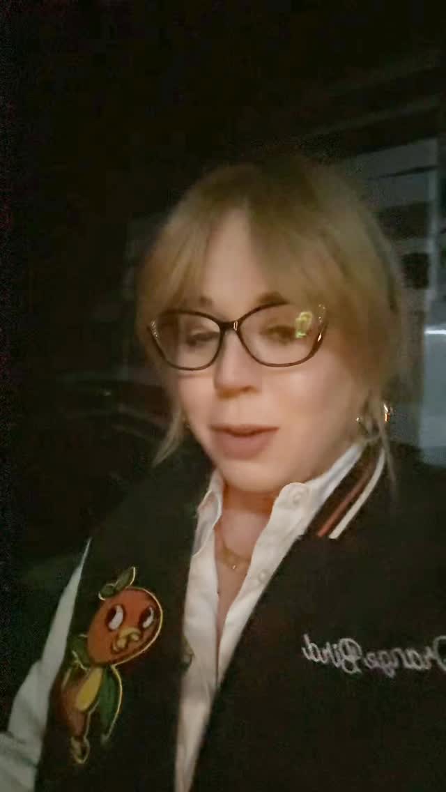 I’m not a “professional camper” but I do know how to make a good campfire and s’more! Throw back to my days of being a Children’s Activities cast member at Walt Disney World, those nightly marshmallow campfires taught me how to do this one thing 🤣 #smores #childrensactivities #campfire #glamping #thedapperdanielle