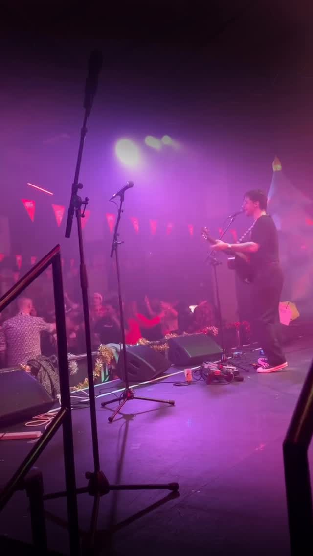 🎙️✨ THIS TIME NEXT WEEK we’re going to be raising the roof again at The William Gunn with an evening of Acousteoke: take karaoke and scrap the backing tracks for a live performer so you can sing your heart out like a rock star ⭐️
What would be your go-to track to sing at Acousteoke? 🤔🎙️