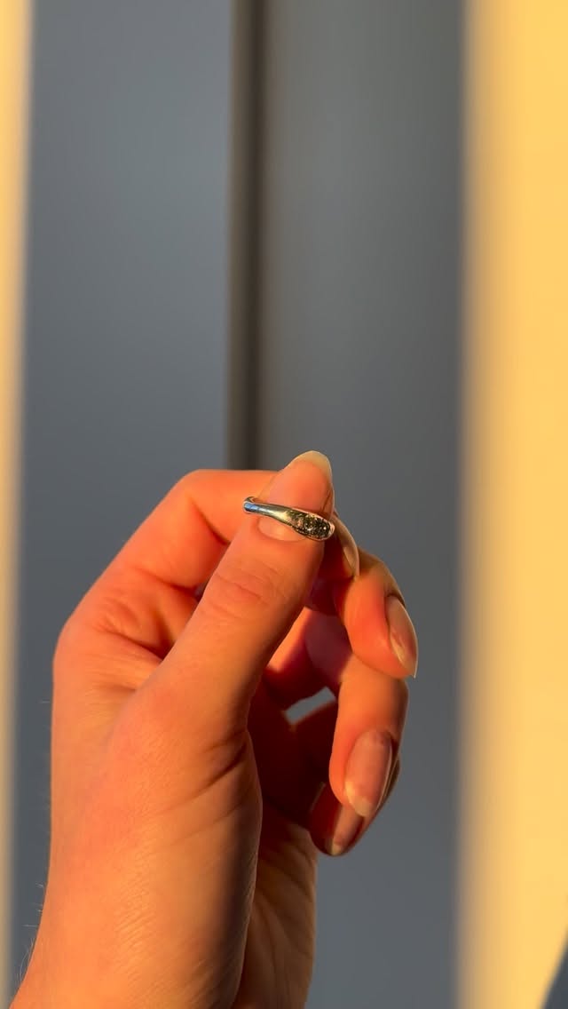 This ring was made by placing the stones in the sand cast prior to pouring the silver silver, which in turn gives it a more rough finish 😍
It’s such a fun process, sometimes it works, sometimes it doesn’t, the most important thing is making sure you pick the right stones that can endure the right heat 🔥
#smykker #smallbusiness #handmade