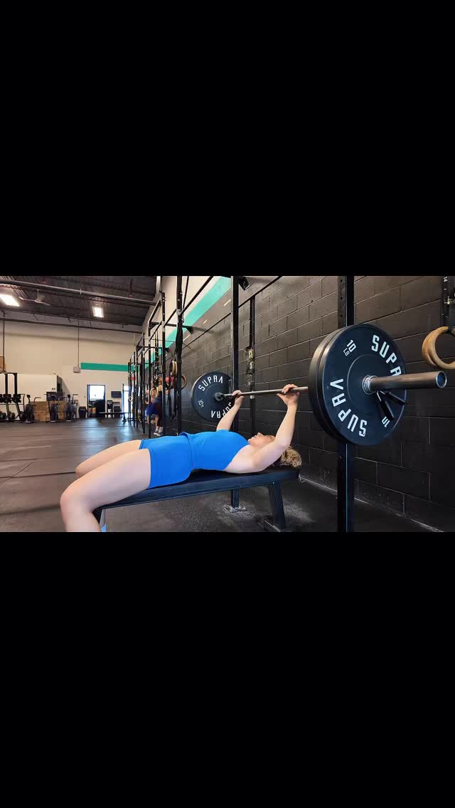 JP x Mia — un duo père-fille qu’on est fiers d’avoir dans notre équipe de coachs 🤝🏼
Jean-Patrick a rejoint l’équipe il y a quelques mois déjà… alors c’est le moment de vous le présenter plus officiellement. Avec plus de 15 ans d’expérience en entraînement, JP est une vraie machine — mais surtout quelqu’un qui comprend le mouvement en profondeur.
Être un athlète ne donne pas automatiquement le titre de coach, parce que performer et enseigner, ce n’est pas la même chose. Pour JP, être coach, c’est naturel et clairement inné en lui.
Et chez Beyond, on croit que pour bien transmettre notre discipline, il faut d’abord l’avoir vécue : savoir ce qui est naturel, ce qui est difficile, ce qui bloque, ce qui aide, et comment le corps réagit.
Ça, JP le maîtrise.
Et maintenant, il met toute cette expérience au service de notre communauté. 💙
Mia fait déjà partie de l’équipe depuis plusieurs années, et elle pratique aussi le Crossfit, le Hyrox et la muscu depuis bientôt 10 ans. Une vraie passionnée 💅🏼
On aime beaucoup voir le duo père-fille coacher ou s’entraîner ensemble au gym 💪🏼
PS: Saviez-vous que JP a 58 ans??? 👀