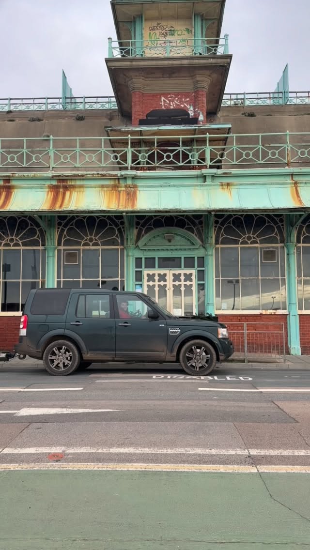 Snow is falling over parts of Sussex right now so it only feels right to share this one ☃️
Order your tree online now or collect in person - we’ll be back outside @concorde2 in just ONE WEEK!
www.thexmastreeboys.net