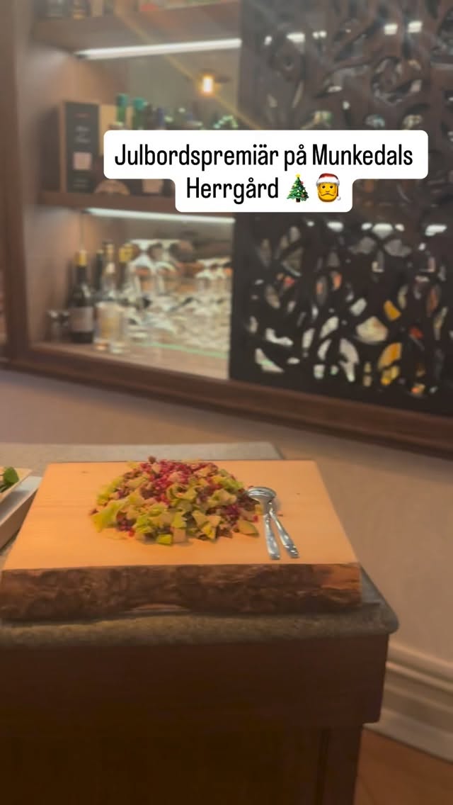 Nu tänds ljusen och julens dofter fyller Munkedals Herrgård. Så mysigt att äntligen öppna årets julbord!
Några datum finns fortfarande kvar - varmt välkommen att boka ❤️🎄