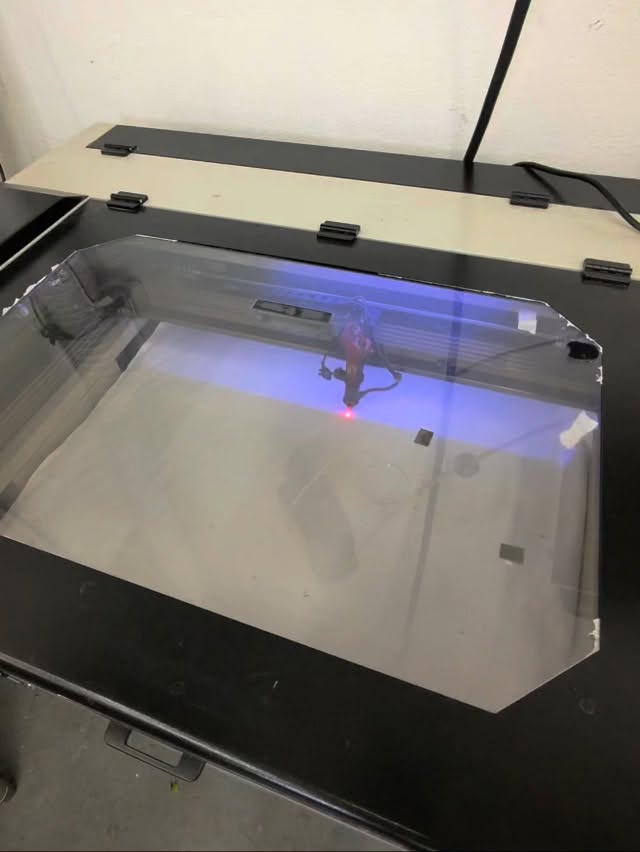 Cutting some fabric 🙌🏻