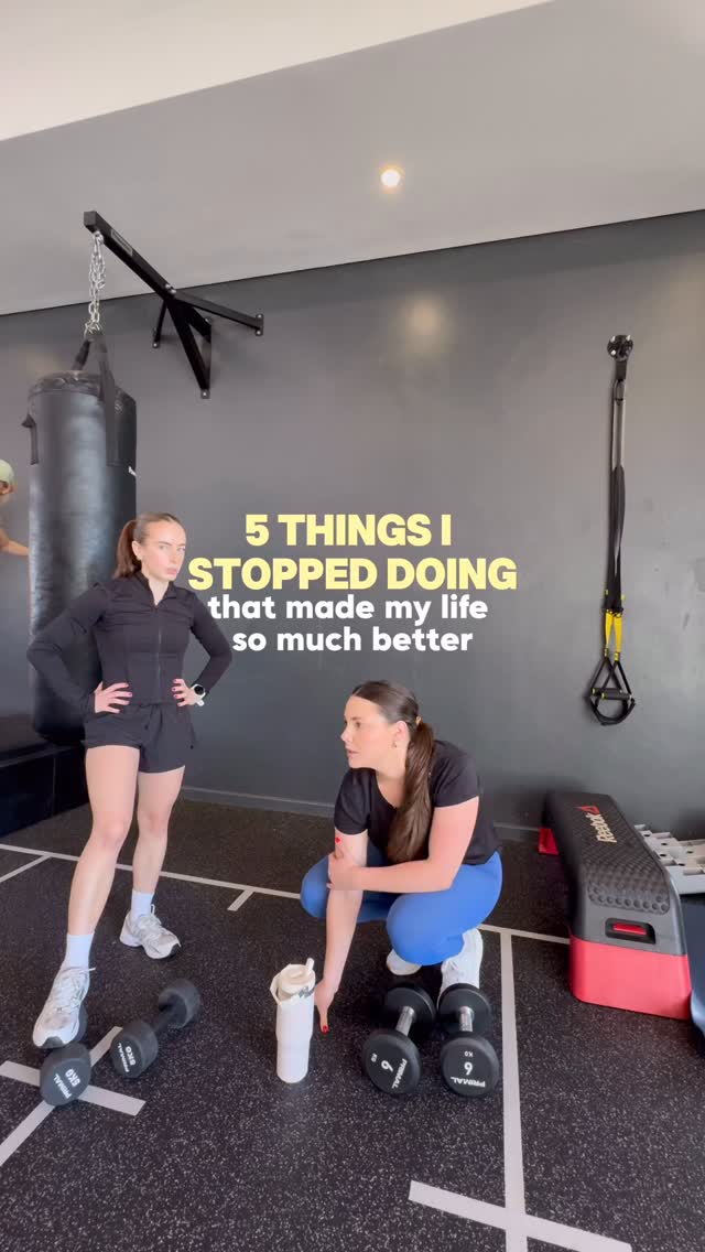 5 things I stopped doing that made my life SO much better 💛
🤝 Stopped comparing my body to others.
Different genetics. Different seasons. Different journeys.
Comparison only steals joy and keeps you chasing a body that isn’t yours.
Focus on YOUR goals, YOUR progress, how YOUR body feels.
👀 Stopped tying my self-worth to productivity.
My mood used to depend on how much I got done.
There’s always more you could be doing but that doesn’t mean you’re not enough.
Still a work in progress, but letting go of this has changed everything.
🌮 Stopped stressing about one off day or one off meal.
Your results come from what you do MOST of the time.
Not the one day you slipped.
It’s the bounce-back that matters.
Consistency > perfection.
💆🏻♀️Stopped believing rest was a waste.
I used to feel guilty resting, in work, in training, in life.
But rest is where the growth actually happens.
You can’t sprint forever, recovery keeps you in the race long-term.
🍔 Stopped restricting myself with food.
Food is fuel, enjoyment, connection.
You CAN enjoy your favourite foods and still make progress.
Restriction only makes everything harder.
I’m opening something special later this week for those ready to start their own transformation before the year ends.
DM OFFER if you want early access 👀💛