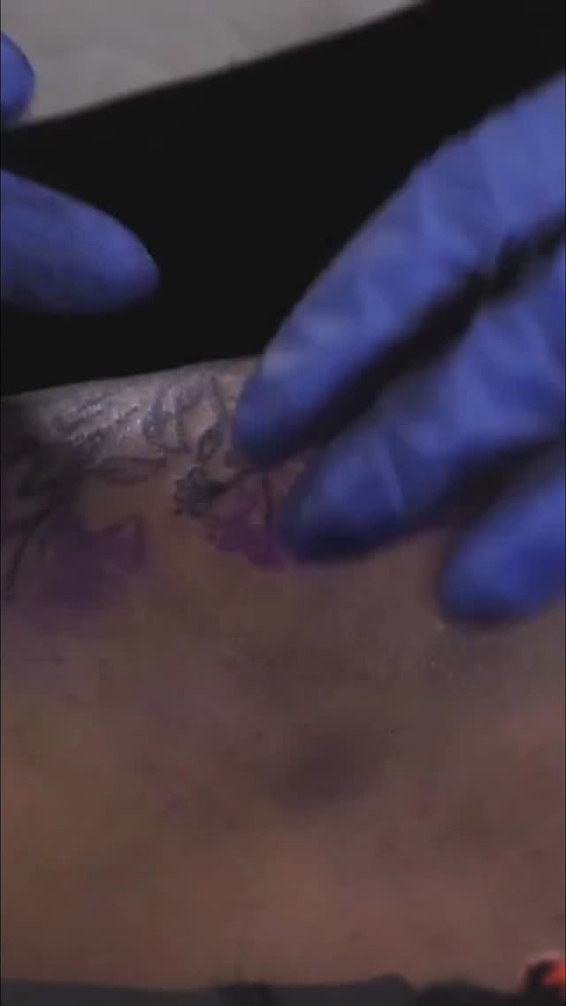 🎤 Guest Artist – Midorian (2019): De ce avem nevoie de Tattoo TV
Pentru Midorian, ideea de Tattoo TV este nu doar tare, ci și necesară.
De ce? Pentru că mulți oameni își doresc un tatuaj, dar nu știu:
👉 cum funcționează procesul
👉 unde să meargă
👉 cum să-și aleagă modelul
👉 ce înseamnă cu adevărat un concept bine gândit
Midorian spune clar:
✨ Tattoo TV educă publicul.
Îi ajută pe oameni să înțeleagă ce aleg, cum se pregătesc și cum găsesc artistul potrivit.
E despre informație, transparență și alegerea corectă — tot ce lipsește adesea în lumea tatuajelor.
#GuestArtist #Midorian #TattooTV #TattooEducation #TatuajeRomania #InformedChoices