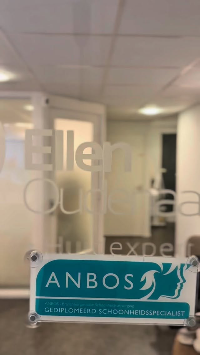 We zijn een andere weg ingeslagen!🤯
Of toch niet?
Voor @ellenoudenaarden mochten we de keuken in haar salon een frisse nieuwe look geven.
Met mat wit maakte zij een hele goede en cleane keuze.
Onze slimste keuze is dat we het gewoon bij plakken houden😉
Meer informatie over het wrappen van je keuken? Check www.dewrapgarage.nl
#keukeninspiratie #keukenwrap #zeeland #goes #keukenstyling