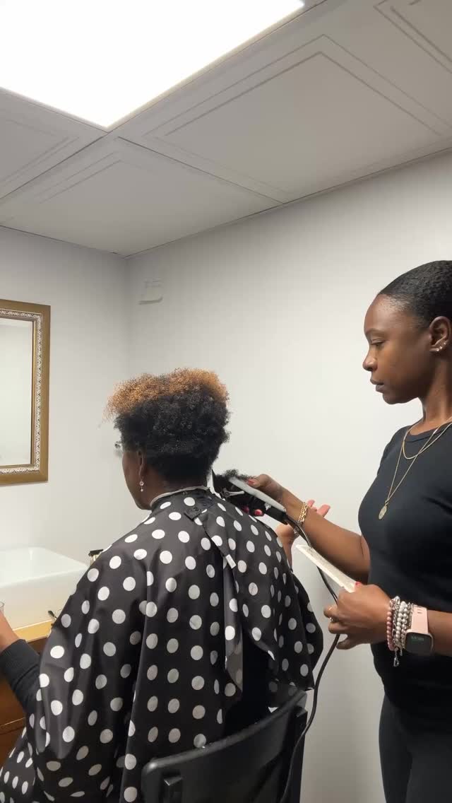 If you’re loving the look of a clean, short tapered cut but don’t have the time to get to a salon, I’ve got you! I offer professional at-home hair services, bringing convenience, comfort, and quality straight to your door.
Let me take care of you in the comfort of your own home. 💇🏽♀️✨
Click on link 🔗 in bio to request your appointment.
.
.
#curlyhair #coilyhair #naturalhairstylist #haironthego #ottawacurlyhairstylist #texturedhair #taperedcut