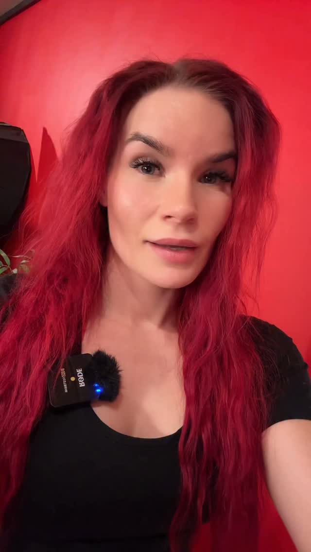 Lapsen oikeuksien päivä ❤️
Lasten jokapäiväiset oikeudet:
❤️ olla näkyvä
❤️ tulla kuulluksi
❤️ saada aikuisen läsnäolo
❤️ tulla kohdatuksi kaikkine tunteineen
❤️ kertoa omia mielipiteitään
❤️ hän ei koe olevansa taakka
❤️ kokee olevansa tärkeä
Mitä me aikuiset voidaan tehdä!
❤️ Pysähdy. Laita puhelin pois ja katso lasta silmiin, kun hän puhuu.
❤️ Puhu, kysy, kuuntele! Osoita olevasi oikeasti kiinnostunut. Lapset aistivat, jos aikuinen ei ole läsnä.
❤️ Selitä, jos jokin asia on väärin. Lapsi ei ymmärrä vain sanaa ”ei”. Lapsi oppii asioista selitysten kautta.
❤️ Anna läheisyyttä.
Hyvää lapsen oikeuksien päivää ❤️
#lapset #lapsi #lapsenoikeuksienpäivä #20112025 #childrensday #läsnäolo #vanhemmuus