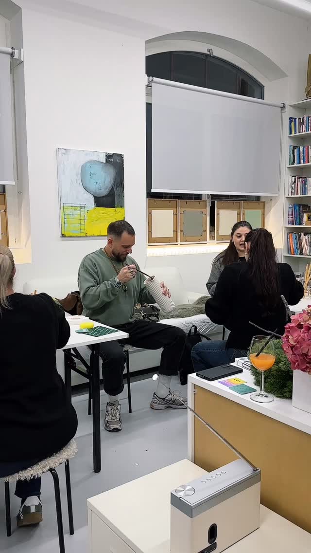 Unser letzter PINSEL&SPRITZ Event in diesem Jahr 🎨✨
Was für ein wundervoll kreativer Abend! 🥂
Tolle Menschen, geniale Kunstwerke und eine großartige Stimmung - einfach Magic! ✨💛
Wir werden diese besonderen Abende sooo vermissen… aber dafür freuen wir uns jetzt schon umso mehr auf nächstes Jahr! 🤩🎉
Die einzigartigen Endergebnisse zeigen wir euch natürlich noch 😉
Bis bald, ihr lieben Künstlerseelen 🫶🎨
Eure Lorena & Nathalie