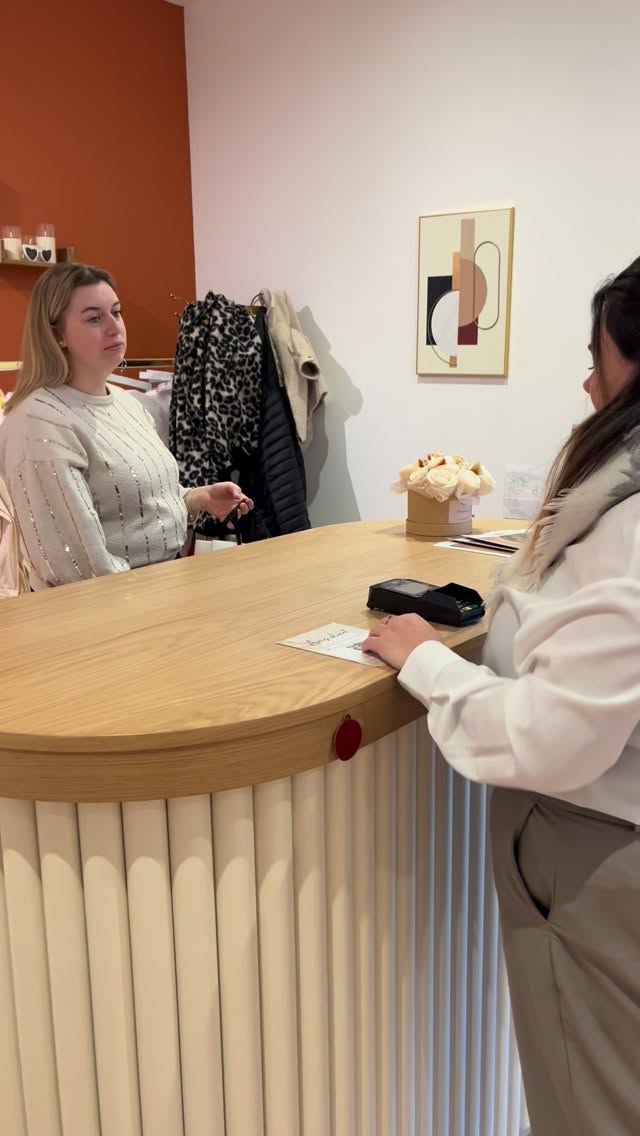 Vous avez adoré notre première vidéo humoristique, en voici une autre 🤡 😅
Retrouvez nos bijoux à la boutique pour faire vos cadeaux de Noël 🎅 🌲
📍 138 Rue Pasteur 74700 Sallanches
📞 06.30.85.50.57
📧 Lesrobesdevictoire@gmail.com
#humour #drôle #robedemariée #pourtoi #weeding #weedingdress #mariage #foryou