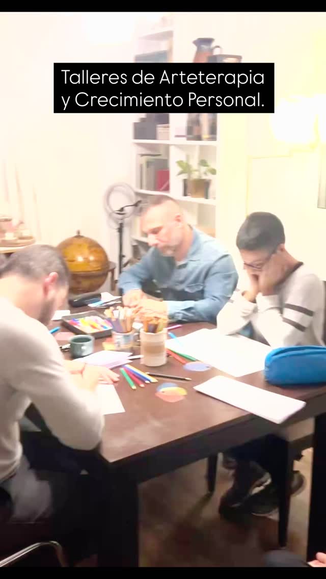 A veces, las palabras no bastan para expresar lo que sentimos. Nuestras emociones, miedos y esperanzas pueden esconderse en rincones profundos de nuestro ser, y es ahí donde el arte se convierte en un puente mágico.
La Arteterapia es un camino fascinante hacia el autoconocimiento y la sanación, donde no necesitas ser un artista para empezar. Es un espacio seguro para:
1. Explorar tus Emociones: Sin juicios, sin presiones. A través de colores, formas y texturas, puedes dar voz a sentimientos difíciles de verbalizar.
2. Sanar Heridas del Pasado: El proceso creativo te permite procesar experiencias traumáticas o dolorosas de una manera simbólica, ayudándote a integrar esas vivencias y liberarlas.
3. Desarrollar la Autoexpresión: Descubres nuevas formas de comunicarte y de entenderte. ¿Qué te dicen tus garabatos? ¿Qué historia cuenta tu escultura?
4. Reducir el Estrés y la Ansiedad: Concentrarte en una actividad creativa es una meditación activa que calma la mente y el cuerpo, fomentando la relajación y el bienestar.
5. Fortalecer tu Autoestima: Cada creación es un reflejo de tu interior, un paso más en tu camino personal. Celebrar tu creatividad, sin importar el resultado “artístico”, potencia tu confianza.
¿Cómo funciona?
Un arteterapeuta te guía a través de diversas técnicas (dibujo, pintura, escultura, collage...) para que crees libremente. Luego, te acompaña a reflexionar sobre tu obra, a explorar los significados ocultos y a conectar con tu mundo interior.
💖 Es una invitación a conectar con tu esencia, a escuchar lo que tu alma tiene que decir y a construir un camino hacia tu propio bienestar.
¡Atrévete a explorar tu creatividad como una herramienta de sanación!
#Arteterapia #SaludMental #BienestarEmocional #Autoconocimiento #Sanacion #ExpresionArtistica #Terapia #Creatividad #TransformacionPersonal #ArteQueSana
