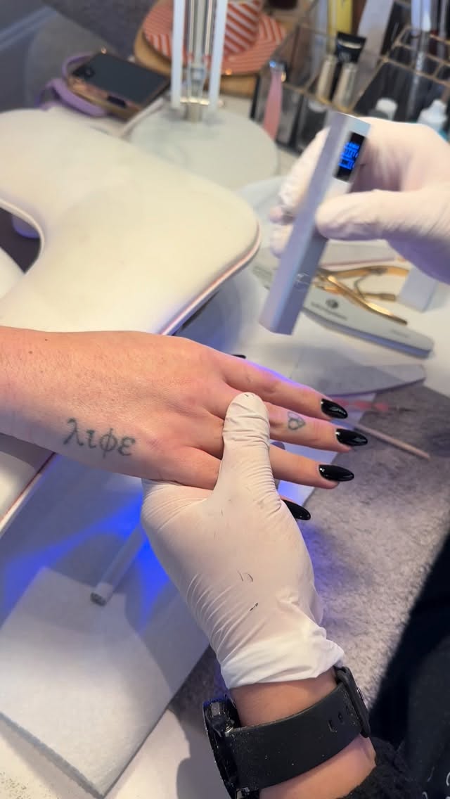 Because we are not like everybody 💚💙we are different 💙💚
#nail #nailart #nails #nailsnailsnails #nails💅 #farnborough #farnboroughfc #farnboroughairport #frimley #frimleygreen #frimleyparkhospital #camberley #mychett #ashvale #northcamp #covefarnborough #hawley #farnboroughmums #farnboroughvillage #sandhurst #olddean #aldershot #blondyandgirls #hampshire #nailsalon #nailbar #nailartist #hiringnailtechs #hairsalon #fleet