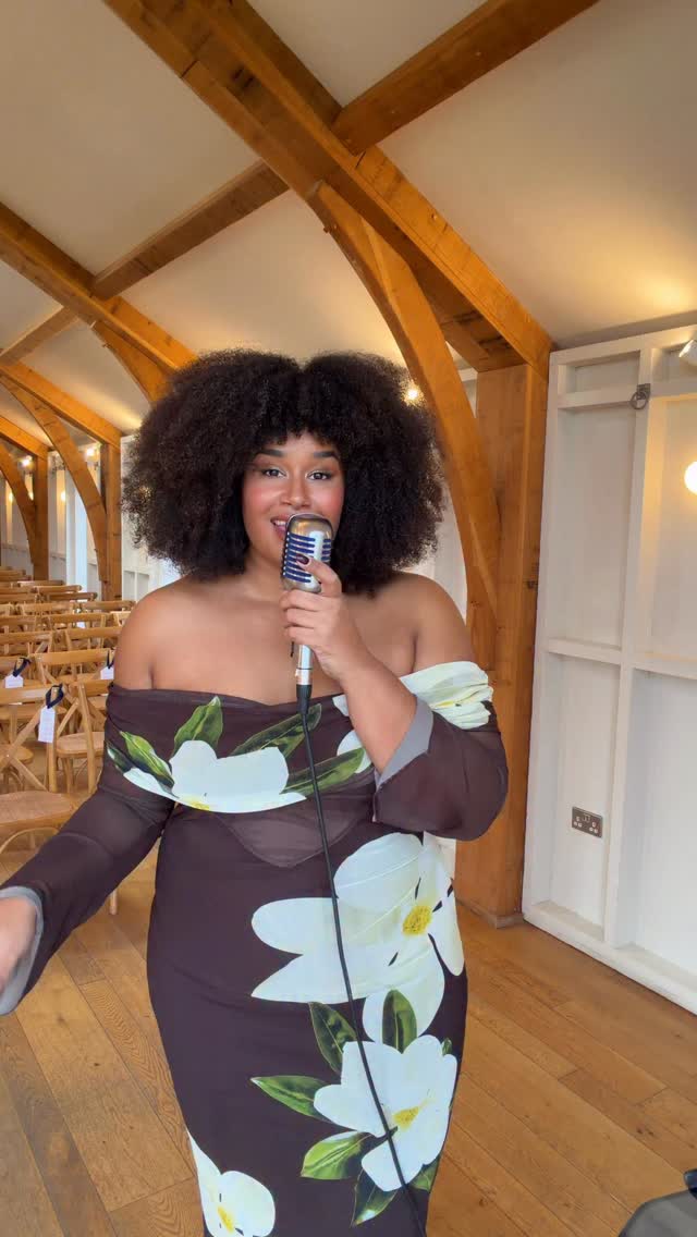 Christmas season is well underway! And I only have a few events left this year!
I’m singing at Perkins Bar & Bistro on Thursday and there are still a few tables left! I’d love to see some of you there 🥹✨