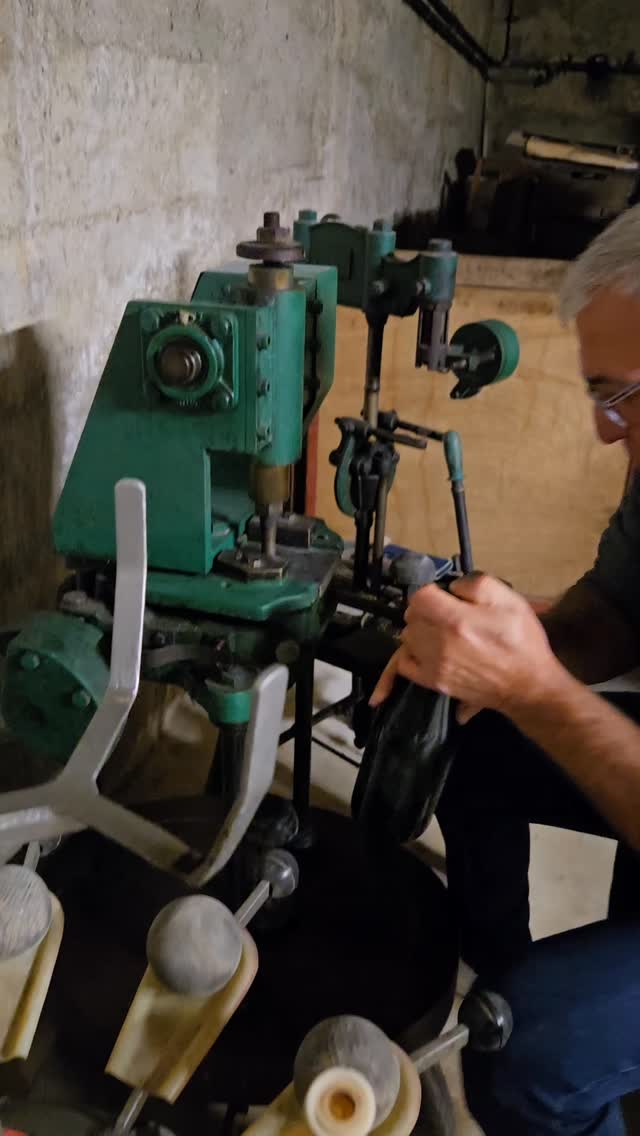 The art of creation. 🍾 Crafting a bottle of Champagne entirely by hand—from disgorging to final corking—is a beautiful tradition that has become incredibly rare today. It's a true testament to the skill of the few houses that still preserve this meticulous, centuries-old method.
#champagne #champagnelover #luxurylifestyle #champagnelovers #champagnelife #champagneaddict #champagnesecret #champagnemoment #luxurystay #privatetours #privatechampagnetours #gastronomy #champagneluxurytrip