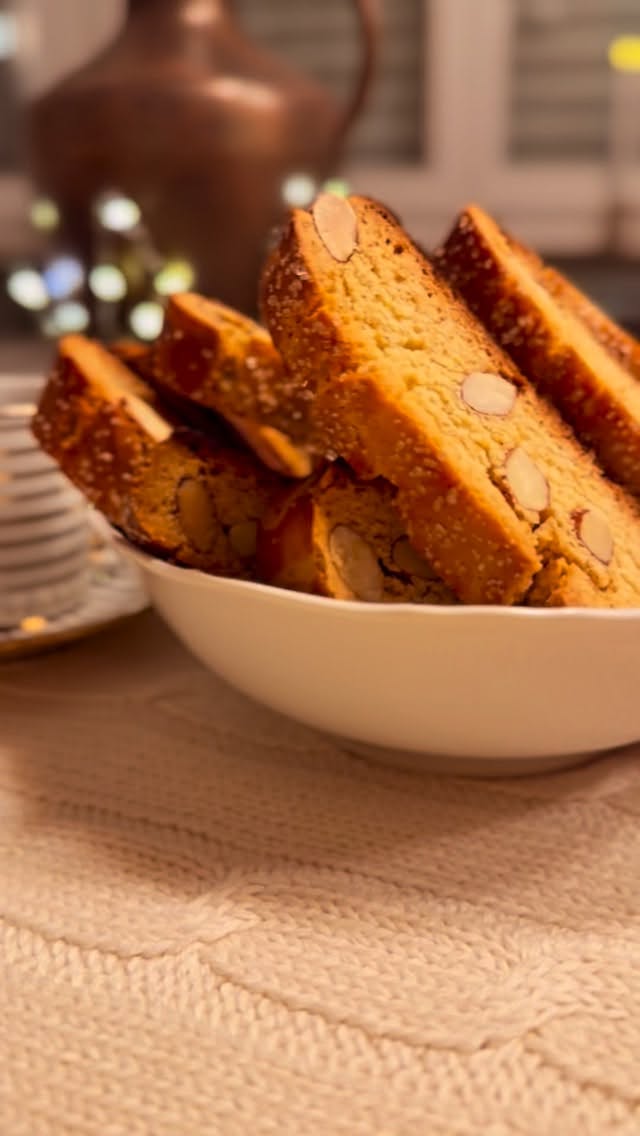 Ingredienti:
290 g di farina
160 g di zucchero
150 g di mandorle intere
90 g di burro morbido
2 uova
Mezza bustina di lievito per dolci
Un pizzico di sale
Semi di vaniglia
Un po’ di scorza d’arancia
Una grattugiata di noce moscata
Procedimento:
1. Sbattete le uova con lo zucchero fino a ottenere un composto chiaro e spumoso.
2. Aggiungete vaniglia, scorza d’arancia, sale, burro e un tocco di noce moscata.
3. Incorporate farina, lievito e mandorle.
4. Trasferite l’impasto su un piano leggermente infarinato: sarà un po’ appiccicoso, è normale.
5. Lavoratelo giusto il tempo di compattarlo, poi dividetelo in due e formate due filoncini.
6. Sistemate i filoncini su una teglia rivestita di carta forno, spennellate con tuorlo e un goccio di latte e spolverizzate con zucchero semolato.
7. Cuocete in forno statico a 180 gradi per circa 25-30 minuti.
8. Lasciate intiepidire per 15 minuti, poi tagliate in diagonale per dare la forma dei classici cantucci.
9. Rimettete in forno per altri 8 minuti a 160 gradi per farli dorare bene.
10. Fate raffreddare… e provate a non mangiarli tutti subito!
•
•
#cantucci#ricetta#recipe#baking#dolci#natale#christmas#foodie#easyrecipe#italianfood#mangiare#rezept#backen#italienischeküche#foodstagram#sweet