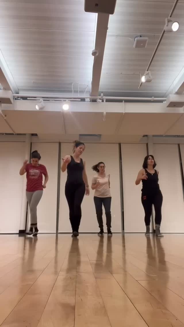 Final class of a fabulous 4-week session of Contemporary Fusion at The Umbrella was on fire! I am more than proud of these students for their work over the session and for releasing their inner dancers in community. Missed out? Come join me in my upcoming two 4-week sessions of this class in January. New choreography every week after a feel good technical warm-up. Beginner designed, beginner friendly-all levels are welcome and encouraged to join!
https://theumbrellaarts.org/class/winter-adults-contemporary-fusion-session-1
Music: “End of Summer” by Tame Impala (@lagatarojasd Thank you for introducing this song to me ❤️)
#dance #dancechallenge #contemporarydance #jazzdance #ballet #livingconcord #dancers #choreographer #adultdance #danceclass #beginnerdance #danceteacher #artist #arteducator