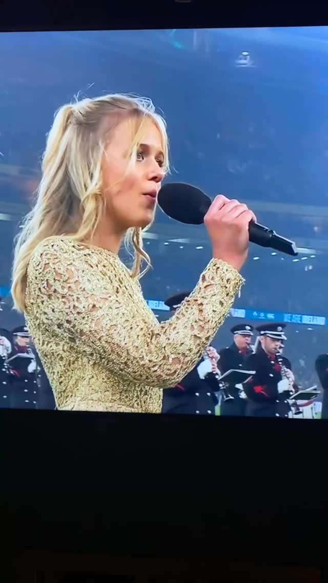 The amazing @niamhbeatrix performed the South African national anthem tonight at the Aviva and did an incredible job. With her remarkable talent and an album already under her belt, she shone tonight. Her eye makeup included a lovely nod to the Springboks’ colours and she looked stunning 🤩 .”
#makeupartist #irishmakeupartist #mediamakeup #irishbridalmakeupartist #bridalmakeupartist #bridalmakeup #wicklowmakeupartist #dublinmakeupartist #leinstermakeupartist #braymakeupartist #louisekeanemakeup