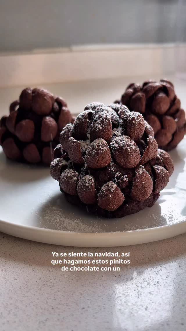 Pinos de navidad 🎄🍫🍓
.
Para el mugcake de 4 pinos necesitas:
⭐️ 1 huevo
⭐️ 1/4 taza de azúcar
⭐️ 1/2 taza de leche
⭐️ 1/2 taza de harina
⭐️ 1/3 taza de cacao amargo
⭐️ 1 cucharadita de polvos de hornear
⭐️ Esencias al gusto
.
🔜 Mezclar todos los ingredientes y cocinar en microondas por 2 minutos y 30 segundos. Desmenuzar el queque ya cocido y agregar manjar para poder moldear. Dar forma de conito con una frutilla en el centro e ir agregando los chocapic desde la base para dar ese efecto de pino. Espolvorear azúcar flor y ya tienes tus pinos navideños listos ♥️✨
.
#chocolate #chocapic #recetanavideña #pinonavideño #receta #recetadulce #postrenavideño #nutricion #alimentacion