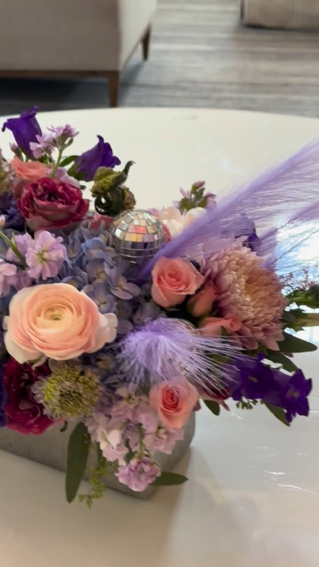 When the client gives you a color palette but says make it a little Taylor Swift “ish”. No worries this florist loves a theme 🪩
#designsbydarenda
#flowers
#flowers
#flowerstagram
#freshflowers
#party
#birthday
#taylorswift
#swiftie
#swifties
#taylornation
#taylor
#tswift
#thelifeofashowgirl