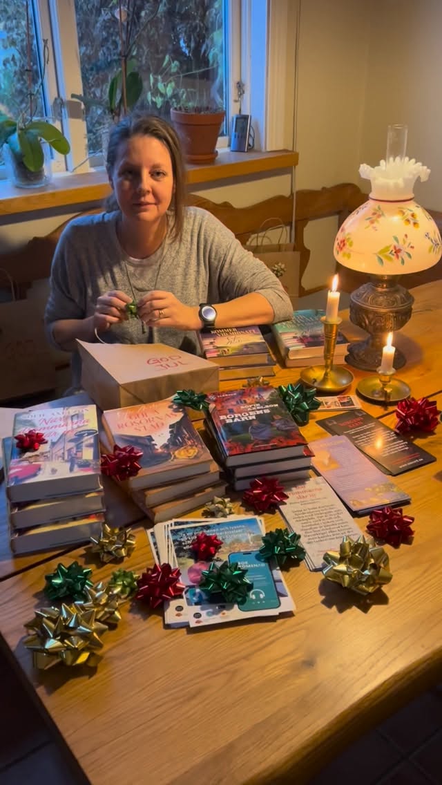 Hoho - i år hjälper jag jultomten med julklappsutdelningen! 🎁🎅🏼
Under hela december tänker jag dela ut en julklapp till alla som köper tre inbundna exemplar av någon av dessa (blanda fritt):
📍Borgens barn
📍När drömmarna slår in
📍Gula rosornas stad
Julklappen som givetvis är inslagen och redo att tas med till julklappsbyten eller julklappsspel innehåller två inbundna böcker:
🎁 Bokbussen kommer vid midnatt
🎁 Bokfestivalen i Djupa skogen
Du hittar mig och mina böcker på flertalet julmarknader fram till jul:
23/11 kl 11-16 Fogdö julmarknad
29-30/11 Rademachersmedjorna, Eskilstuna
6-7/12 Löfstad slott, Norrköping
6/12 Sanda julmarknad
13-14/12 Löfstad slott, Norrköping
13/12 Strängnäs julmarknad
Jag tjuvstartar med erbjudandet redan från första julmarknaden.
Alla julmarknader gör jag tillsammans med andra halvan i de ”Kreativa systrarna”: @atelje_carina
Vill du ta del av erbjudandet och få böckerna skickade? Hör av dig så löser vi det! 🎁
#julrea #julklapp #närdrömmarnaslårin #gularosornasstad #antikboden #borgensbarn #bokseriensläkten #bokbussenkommervidmidnatt #bokfestivalenidjupaskogen #biblioteketisidhäll #böckerföralla #böckerförbokälskare #stöttaenförfattare #juklappstips #gebortenbok #julklappsspel #strängnäshistoria #historiskamedia #bonnierförlagen