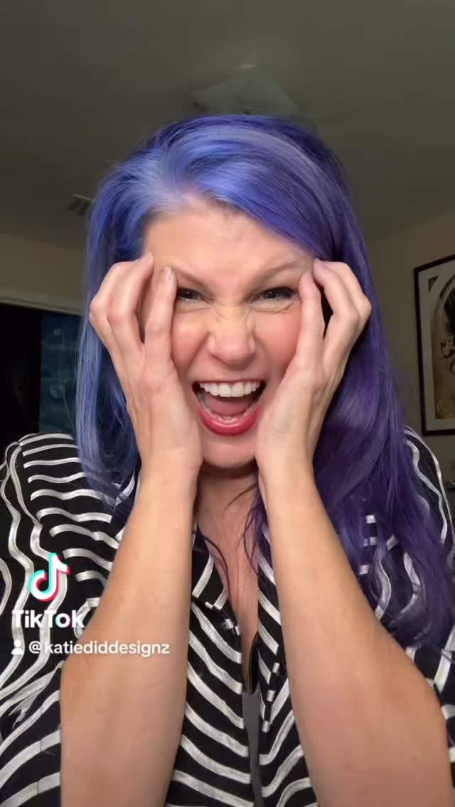 A transition choreography that took entirely too long to get down but…I did it! Comment what you see at the end!!
#facepainter
#transition
#grinchmas