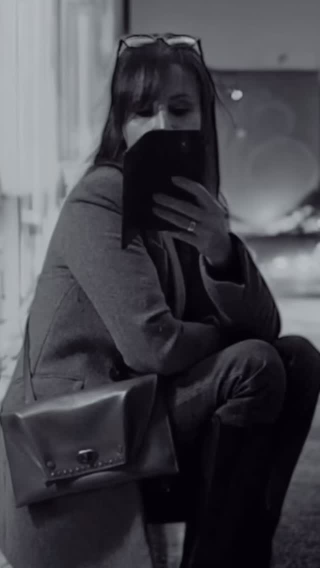 Un format épuré, une ligne affirmée, un cuir pleine fleur, cette pochette mêle structure et souplesse avec des rivets bronze pour une allure contemporaine.
Pensée pour accompagner chaque tenue, du jour au soir.
#maroquinerie #maroquinerieartisanale #pochette #clutch #faitànantes