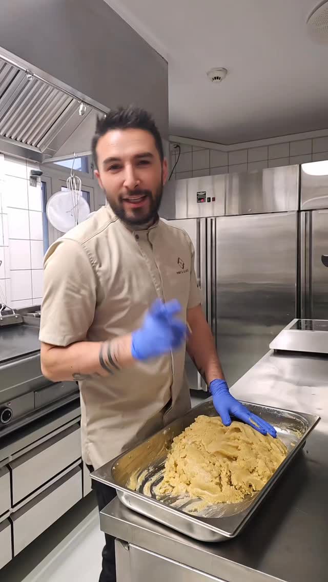 Greek Melomakarona with a rich, warm and silky chocolate dream to end your Christmas feast ✨
Available on our Christmas menu.
#VineAndOlives #ChristmasMenu #JulebordOslo #GreekDessert #OsloRestaurant #OsloFood #FrognerOslo #WhereGreeceMeetsChristmas #FoodieOslo #DessertLovers