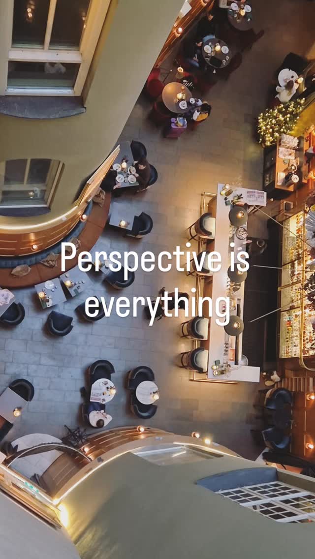 Att stanna upp och zooma ut är en av de enklaste och mest potenta handlingarna vi har tillgång till.
Ett ögonblick att återvända till dig själv.
När du pausar och lyssnar in. Är du på rätt väg?
Följer du hjärtat, kroppen…eller det snabbt rabblande huvudet som alltid vill springa före?
Ställ dig själv en stilla fråga.
Vad är den nästa lilla, men magiska handlingen som för dig närmare värme, vision och glädje?
Du förtjänar ett liv som känns gott inifrån och ut.
Allt börjar med ett enda andetag.
#happyandrich
#studiomolodi
#dreamlife
#livingbydesign