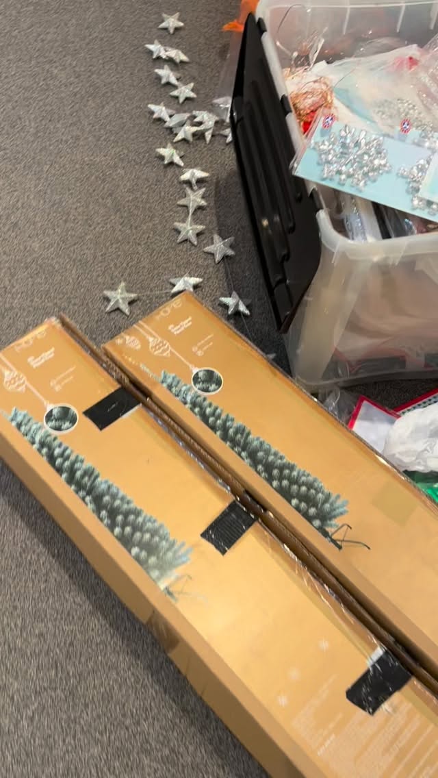 Itโs time!! Decorate our Christmas window with us xxx
#thebridalloungenewcastleunderlyme #wedding #weddingdress #bride #bridalshop #bridal #bridetobe #sinceritybridal #feelingfestive #christmasdecorations #christmaswindow