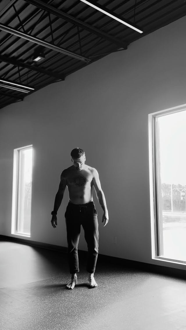 Je vais tranquillement vers mes 45 ans…
et je ressens une gratitude profonde pour ce corps qui m’accompagne depuis toujours.
Un corps qui a vécu, expérimenté, chuté à plusieurs reprises, appris beaucoup, guéri de nombreuses fois, recommencé souvent…
Un corps qui, aujourd’hui encore, me permet d’élever mon propre poids vers la lumière.
C’est un plaisir fou, une joie immense.
Une liberté précieuse!
Ces derniers mois, j’ai été agréablement surpris de voir plusieurs personnes, surtout autour de 40 ans et plus, m’écrire pour me dire qu’elles voulaient se reprendre en main.
Après des années à se mettre de côté (aspiré par le travail, la famille, etc…), elles ont senti leur corps changer : moins de masse musculaire, moins de force, moins de souplesse, moins de liberté de mouvement.
Comme si leur maison intérieure s’était refermée… et qu’elles avaient envie de rallumer les lumières.
Et je trouve ça beau. Parce que se choisir, c’est un acte responsable, souverain.
Comme une maison qu’on habite, ça demande du soin régulièrement; On répare, on protège, solidifie, embellit, on crée de l’espace.
Et bien notre corps, c’est pareil - il a besoin d’attention!
Plus je prends soin de lui, plus il me le rend.
Ce press handstand que je partage aujourd’hui, ce n’est pas une performance. C’est un merci.
Un merci silencieux, offert en mouvement.
Si toi aussi tu ressens l’appel, celui de retrouver ton corps, ta force, ta souplesse, ta mobilité - j’ouvre de nouvelles plages horaires pour de l’accompagnement en privé qui cible parfaitement tes besoins spécifiques.
Il n’y a jamais de meilleur moment que maintenant pour choisir d’être plus fort, plus libre, plus vivant!
Pas besoin d’attendre le 1er janvier…
💬 Écris simplement le mot LIBERTÉ en commentaire (ou en mp si tu préfères) et je t’enverrai tous les détails en message privé.
Ton corps aussi mérite d’être honoré.
Et tu mérites de t’y sentir pleinement chez toi! 🤍