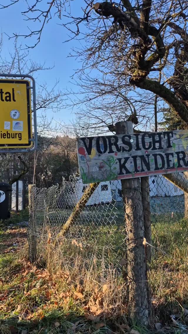 Unser Wochenende war knackig kalt und produktiv ❄️ Zum zweiten Mal waren wir mit der Kerncrew zu Gast bei unseren Freund:innen vom @kulturhof_roeder, der Heimat des @nonstockfestival 🐮 Hier planen wir intensiv das kommende Festival und oh boy, wird das schön werden – mindestens genau so schön wie eine Traktorfahrt mit Glühwein und tollen Menschen bei Minusgraden und Vollsonne im Odenwald 🌲
.
.
#belrfestival #festival #kulturfestival #rüsselsheim #kultur #innenstadt #performance #zukunft #konzert #rheinmaingebiet #kulturfestival #motorcity #rüsselsheimammain #sturmfrei #kulturwiese #nonstock #nonrod