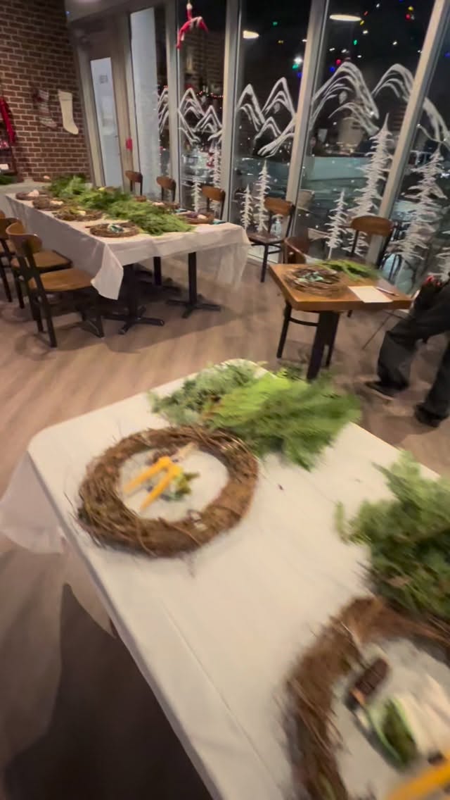 Last workshop of the season ! Thank you to everyone who came out and participated in our in house workshops , corporate workshops, private ones and collaboration ones with @archrcoffee . This season we taught over 70 people to make our lucky horseshoe swag grapevine wreath 🎄 Happy Holidays❤️
.
.
.
#fortlangleyflorist #langleyflorist #frenchcountrystyle #nicheboutiqueflorals #shoplocal #holidaydecorating #wreathclass #workshop