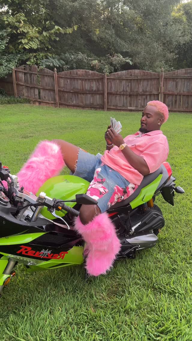 Yes , the boots are UNISEX 💗💗💗 sizes all the way up to 12 !
CYBER MONDAY SALES STILL GOING ON 🎀 SHOP THE SALES NOW UP TO 90% THE ENTIRE WEBSITE , LINK IN BIO ☀️