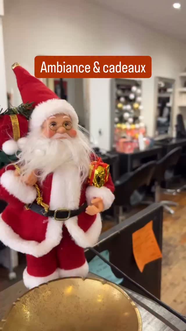 Ça y est… le mode Noël activé 🎅
Sapins de toutes tailles, guirlandes, déco de Noël kitsch comme on aime et…
des coffrets cadeaux qui vont te faire de l’œil ! 🎁
Que tu sois team “je fais tout à l’avance”
ou team “je m’y prends le 23 à 18h42”,
tu vas forcément trouver quelque chose à mettre sur ta wishlist (ou dans le panier de quelqu’un 😉).
Donc passe au salon nous faire un coucou et voir ce qu’on a en stock !
Et entre nous…prépare-toi :
Parce que décembre arrive avec des surprises.
Du genre vraiment sympa.
(Je dis ça, je dis rien. Mais active la cloche pour ne rien rater.) 👀
En attendant, viens profiter de l’ambiance
et laisser la magie de Noël faire son petit effet. 🌲
—
L’Atelier de Maud • Salon de coiffure fun, décomplexé et inclusif à Toulouse 🧡
📍 64 rue Riquet