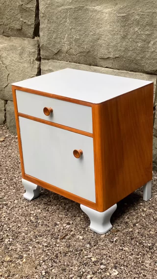 Ice blue with fabulous wood grain just sanded and oiled with biological linseed oil. That wood color is for real, a deep and rich natural sheen - which contrasts wonderfully with the very light, very matt eco-chalk paint. Quite a beauty, don’t you agree? #handmadepresents flippedfurniture #zürichzirkulär #zurichstyle #upcycling #vintagelove. 47 x 34 and 52.5 cm high for chf 225.-