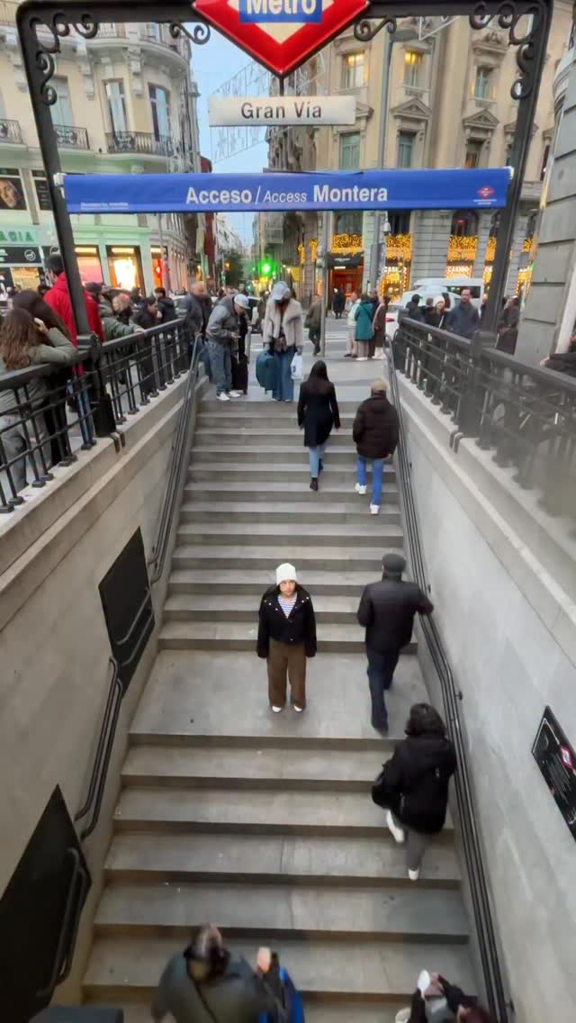 Ella permanece quieta, como un ancla en mitad del tiempo.
A su alrededor, la ciudad no se detiene: cuerpos que pasan, sombras que se estiran, rostros que se disuelven en líneas de prisa. El mundo corre, vibra, se deshace en movimiento, mientras ella resiste.
El tiempo se rompe en dos:
unos viven corriendo, otros habitan el instante.
Y la fotografía, suspendida entre ambos, nos recuerda que detenerse también es una forma de avanzar.
#tipsdefotografia #clasesdefotografia #fotoscreativas #tutorialfotografia #madrid