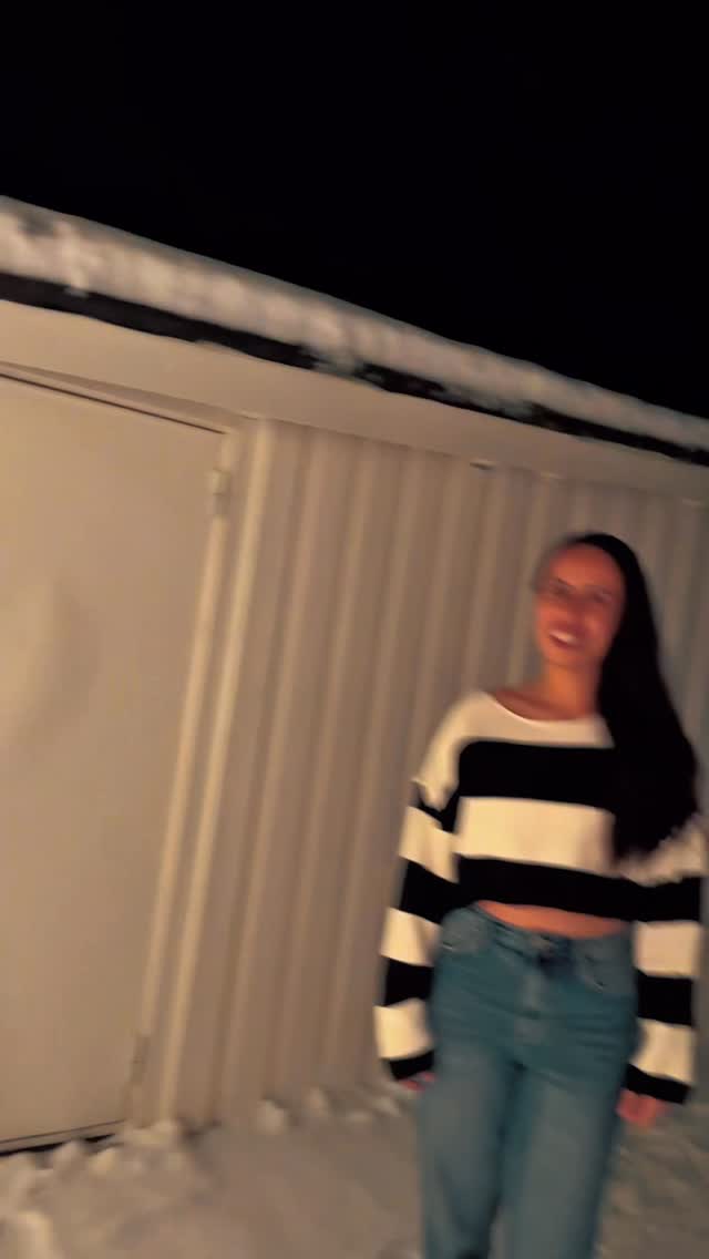 La Border åpningsfest på Lager11 🎉
Den lille meksikanske gourmet streetfood-sjappa fra sentrum inntar nå Trondheims soleklart beste streetfood-marked, og vi markerer det med 1000 gratis kvalitetstacos!!
Vi lover god musikk, digg stemning og en kveld du ikke vil gå glipp av!
Førstemann til mølla: gratis tacos så lenge det varer fra kl 19:00 🌮
Vår venn DJ Alan skrur opp volumet og holder dansegulvet varmt fra 21:00 til 02:00.
Baren er åpen, stemningen løs, dette blir en kveld for alle som liker god mat, ekte folk og latinsk vibe på dansegulvet.
Gratis inngang!
Kom tidlig, ta med vennene dine, og bli med på å feire La Borders nye hjem på Lager11! ♥️
@lager_11 #trondheim #lager11 #mexicanfood #tastyfood #freetacos #tacos #hvaskjeritrondheim