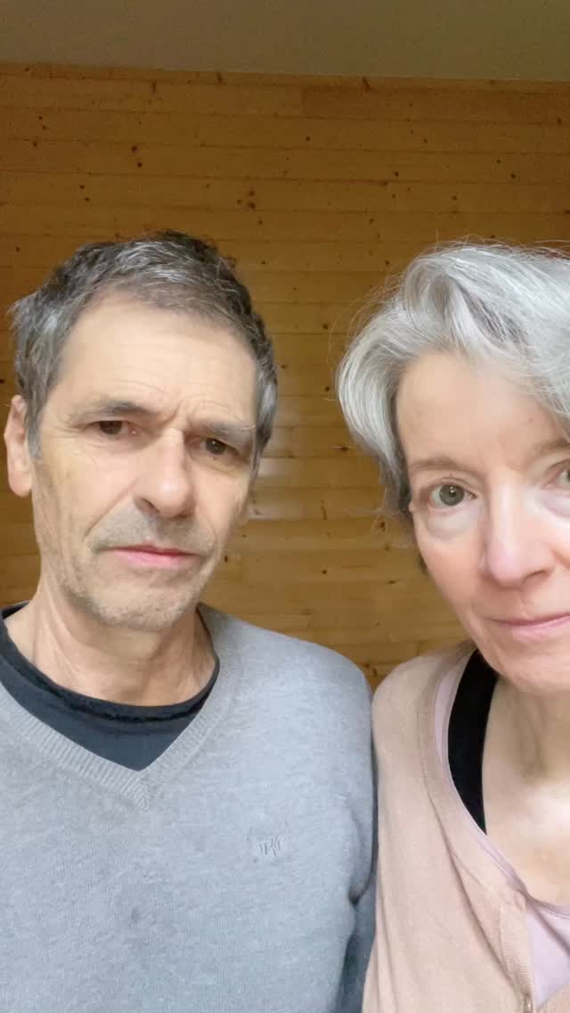 Se reconstruire quand le corps dit « stop ». 🕯️
En 1972, une double fracture du bassin aurait pu marquer la fin du mouvement pour Serge.
À seulement 22 ans, il se retrouve avec des sciatalgies constantes.
Le yoga « classique » ne suffit pas : il devenait vital de comprendre la mécanique profonde, celle qui ne force pas, mais qui soigne.
Cet accident de la circulation fut son premier maître.
Il l’a forcé à passer du « faire » à « comprendre ».
Nous savons ce que c’est que de pratiquer avec la peur de se blesser, ou de ressentir une douleur qui ne part jamais vraiment.
En Yogathérapie Posturale, on ne cherche pas la performance, on cherche la précision : comprendre la suspension du bassin et l’articulation de la hanche pour laisser la posture vous reconstruire de l’intérieur.
C’est cette finesse, née de la résilience et de nos recherches, que nous mettons aujourd’hui au service de votre corps.
On aide mieux ce que l’on a soi-même traversé.
✨ Souffrez-vous d’une douleur qui limite votre pratique ?
Ne restez pas dans l’impasse, nous pouvons vous accompagner 🫶
Dites-nous en commentaire où se situe votre blocage.
🔗 Le Guide de le verticalité naturelle (lien en bio sur Instagram ou en premier commentaire sur Facebook) ou notez GUIDE en commentaire, vous donne les premières clés de cette reconstruction par le mouvement juste.
#Yogatherapie #Aplomb #YogaAnatomie #Sciatique #Posturo