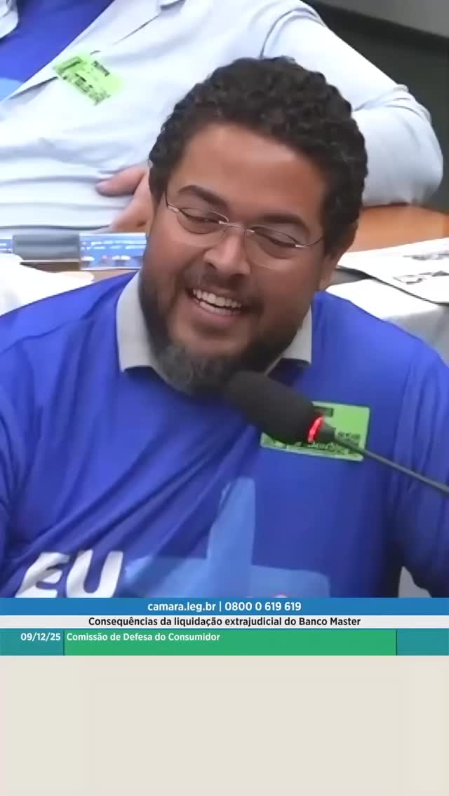 Repost
. . .
✊🏾📢 Ronaldo Lustosa cobra responsabilização no caso Banco Master
Este é um corte da fala de Ronaldo Lustosa, diretor do Sindicato dos Bancários de Brasília, durante a audiência pública que debateu as consequências da liquidação extrajudicial do Banco Master na Câmara dos Deputados.
No pronunciamento, Ronaldo defende o BRB público, denuncia o envolvimento de recursos do povo e cobra investigação até o fim, com responsabilização de todos os conselhos e direções que aprovaram ou foram omissos diante do escândalo.
👉🏾 Assista ao corte e acompanhe a atuação do Sindicato na defesa do BRB, do patrimônio público e dos trabalhadores.
