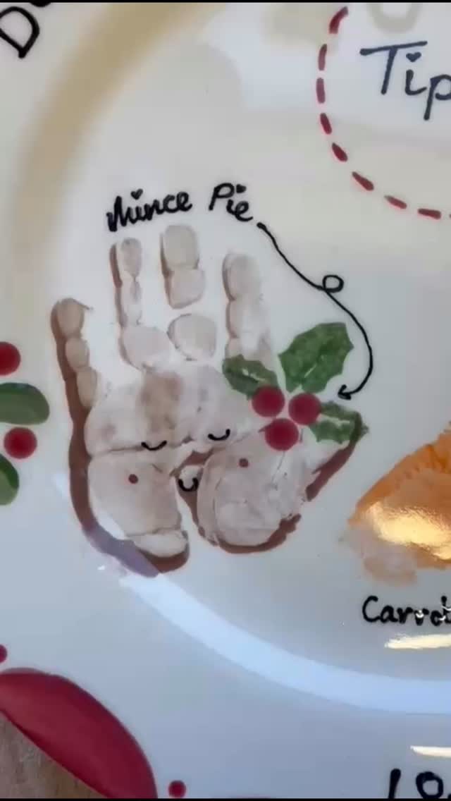 A little twist on our classic Christmas Eve plate ✨
Same sweet tradition, with prints turned into Santa’s mince pie and Rudolph’s carrot.
A tiny change, but still full of Christmas magic 🎄🥧🥕
#firedcrafts #solihull #solihullmums #solihullbusiness #solihullmoms #babyprints #pyop #birminghamuk #christmaseve #christmaseveplate #christmastraditions