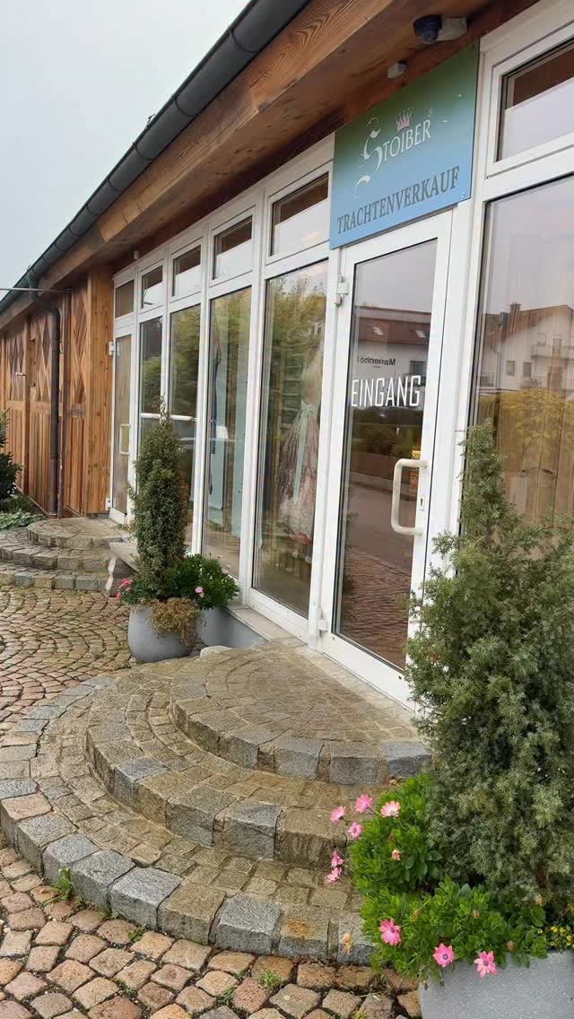 Lederhose, zarte Spitze und ein kräftiger Rotton – diese Kombi bringt frischen Wind in deinen Trachtenlook. Ein Styling, das Tradition auf moderne Weise neu denkt – selbstbewusst, feminin und ein bisschen edgy.
Wie würdest du diesen Look kombinieren?